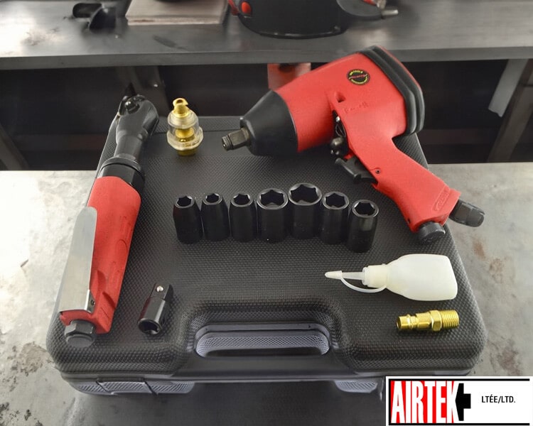 Collection d’outils pneumatiques rouges Airtek et accessoires rangés dans une valise noire, prêts pour une utilisation industrielle.